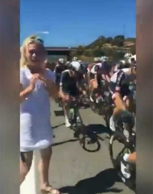 Siêu mẫu bốc lửa uốn éo, đoàn đua suýt gặp họa lớn - 1