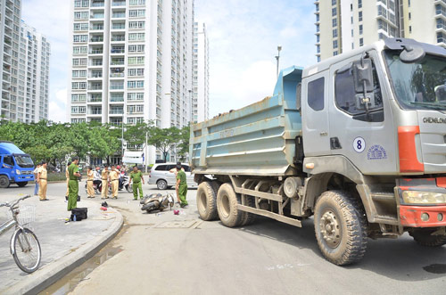 Chở con đi học, người phụ nữ bất động dưới bánh xe ben - 1