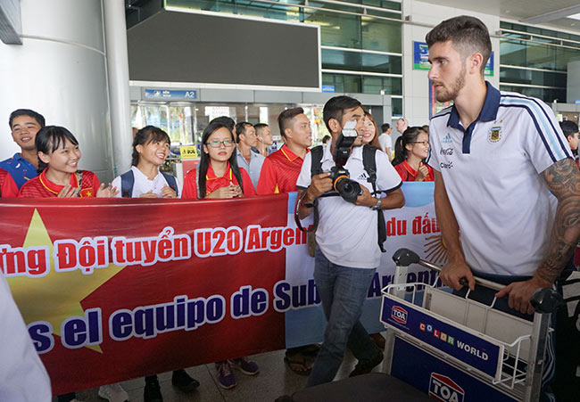 Đến Việt Nam, đàn em Messi sẵn sàng đấu Công Phượng & U20 VN - 4