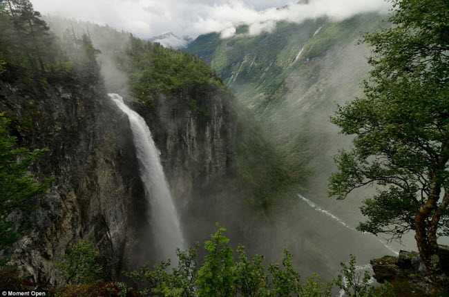 Jotunheim, Na Uy: Được mệnh danh là “nhà của người khổng lồ”, vườn quốc Jotunheim có các dãy núi lớn với mỗi đỉnh cao trên 2.300 m. Từ trên đỉnh núi, dòng sông băng và thác nước đổ xuống hẻm núi và hồ trong xanh phía dưới tạo nên khung cảnh vô cùng ngoạn mục.  