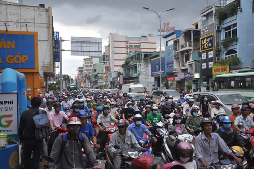 3 ô tô tông liên hoàn giữa SG, kẹp chặt người đi xe SH - 7