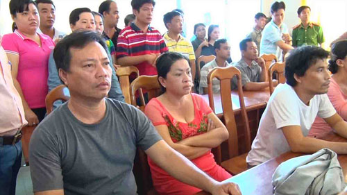 Công an cho gia đình nghi phạm dùng dao tự sát xem camera - 3