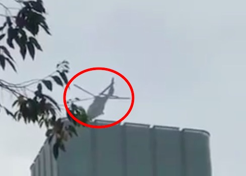 Xôn xao clip trực thăng đậu trên tòa nhà cao tầng ở TP.HCM - 1