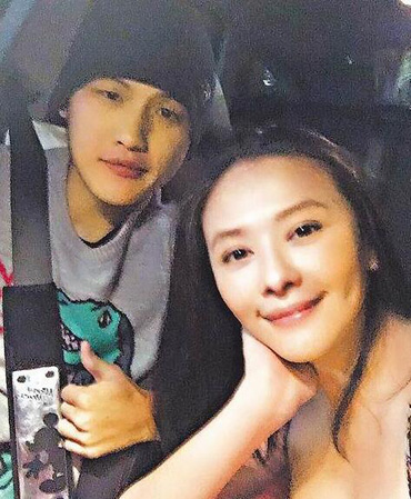 Những cặp tình nhân đáng tuổi “cô cháu” trong showbiz - 12