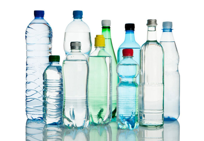 1. Uống nước đựng trong chai nhựa. Uống nhiều nước rất có lợi cho sức khỏe, nhưng nên hạn chế tối đa việc sử dụng nước trong các chai nhựa. Vì trong vỏ chai có chứa chất Bisphenol A (viết tắt là BPA) có ảnh hưởng xấu đến khả năng sinh sản, liên quan đến chứng béo phì ở cả nam và nữ giới. Đây là kết quả nghiên cứu của Đại học Harvard năm 2011.