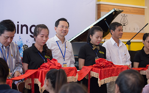 Thái Trinh- Quang Đăng đệm đàn hát mừng showroom Việt Thương - 1