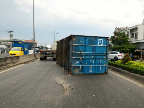 Thót tim container rơi xuống đường suýt đè chết 5 người - 2