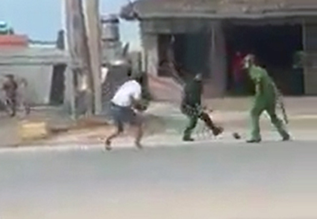 Xôn xao clip nhóm thanh niên tấn công hai cảnh sát ở Quảng Ninh - 1