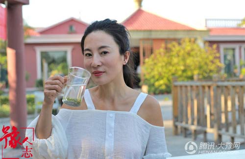 Hơn 50 tuổi, quý bà Trung Quốc này vẫn quá trẻ và bốc lửa - 8