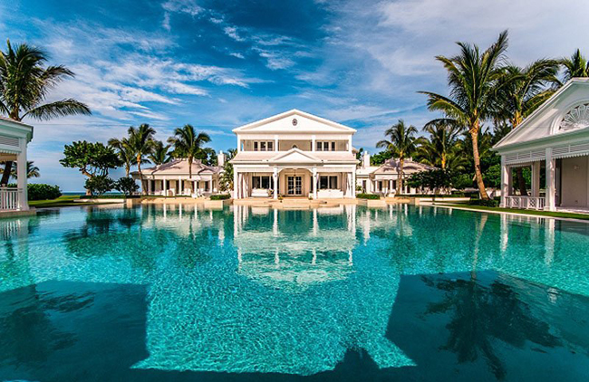 Biệt thự của nữ ca sĩ Celine Dion nằm trên một mảnh đất rộng tới 22.257 m2 trên Đảo Jupiter ở Florida, Mỹ.