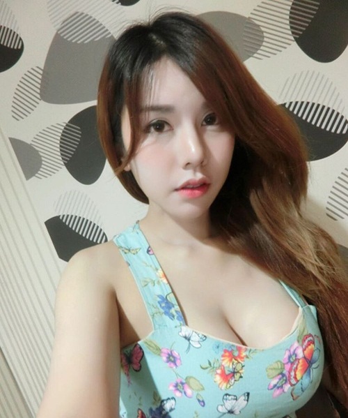 Hot girl bán đồ ăn vặt đổi đời nhờ thân hình nóng bỏng - 10