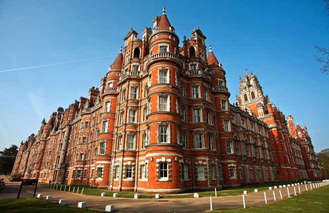 1. Đại học London, Anh. Tòa nhà ốp bằng gạch đỏ với kiến trúc đồ sộ, độc đáo theo mô hình tòa lâu đài Chateau de Chambord nổi tiếng của Pháp. Ban đầu, nơi đây chỉ dành cho nữ sinh trường Đại học London theo học, sau này mới trở thành 1 trong những trường đại học danh giá nhất nước Anh cho mọi sinh viên, không phân biệt sắc tộc, giới tính.