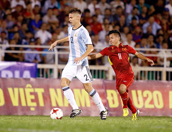 U20 Việt Nam bị “ngợp” trước đàn em Messi - 1