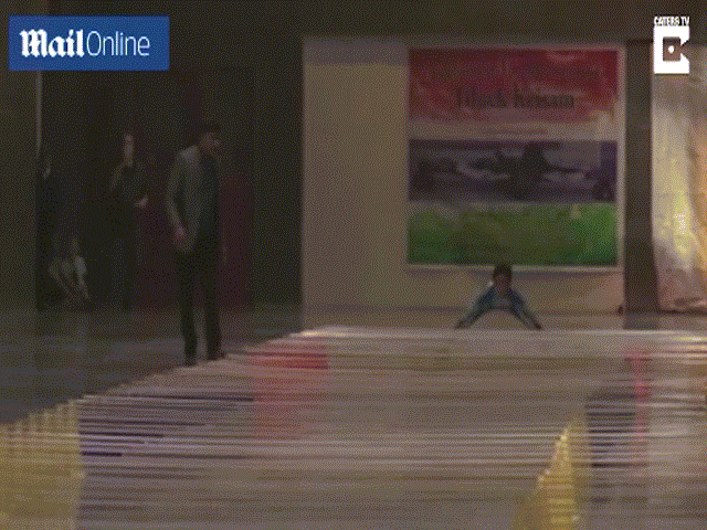 Bé 9 tuổi lập kỉ lục trượt patin khi người đổ rạp sát đất