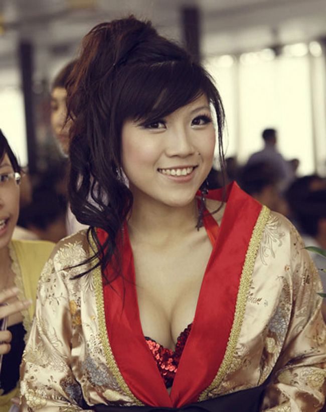 Vẻ gợi cảm của Trang Pháp khiến nữ ca sĩ kiêm diễn viên này được cư dân mạng Việt gọi là hot girl.