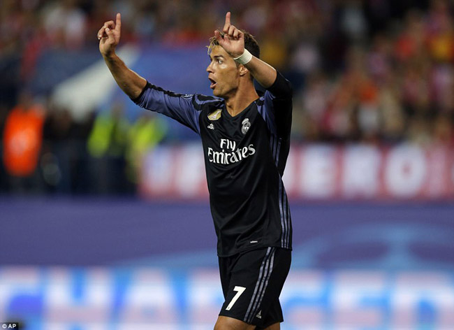 Ronaldo bị Torres phỉ báng: Kẻ lên đỉnh, người nuốt hận - 1