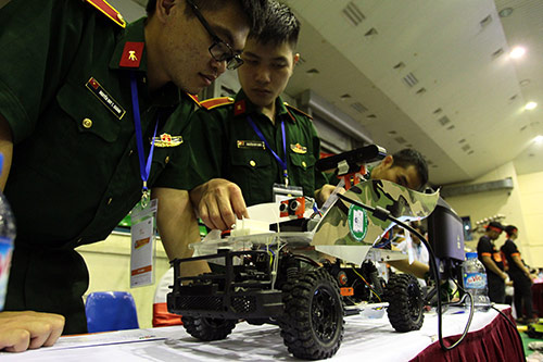 Sinh viên chế tạo xe không người lái đầu tiên ở Việt Nam - 2