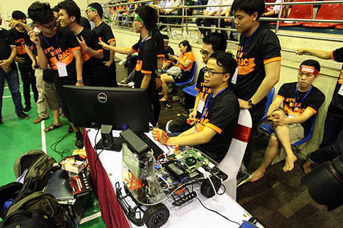 Sinh viên chế tạo xe không người lái đầu tiên ở Việt Nam - 3