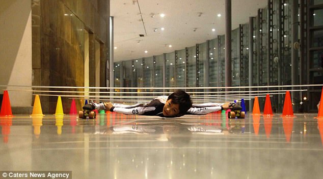 Bé 9 tuổi lập kỉ lục trượt patin khi người đổ rạp sát đất - 1