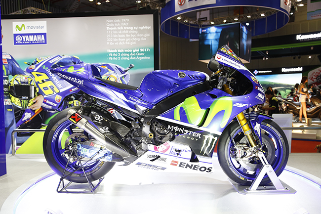 Trong 20 mẫu xe vừa được Yamaha trưng bày tại triển lãm, siêu xe thể thao YZR-M1 của đội đua Yamaha Factory là gây chú ý hơn cả.