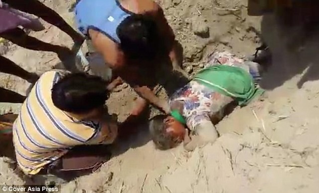 Ấn Độ: Đang đi, cô gái bị lôi xuống hố sâu 1m chôn sống - 1