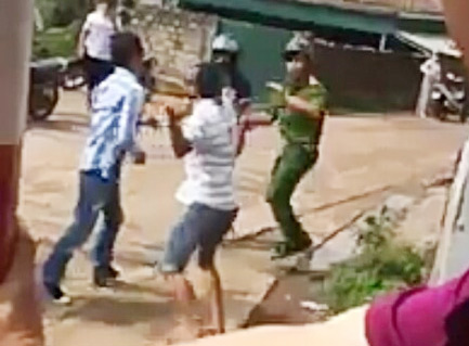 Hé lộ nguyên nhân 2 thanh niên đuổi đánh cảnh sát ở Quảng Ninh - 1