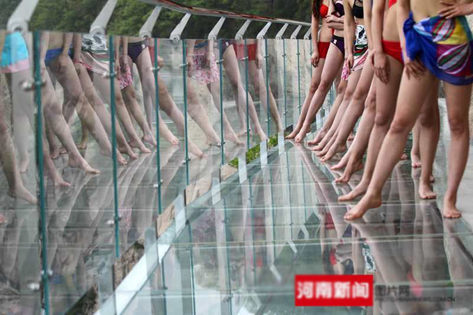 Choáng nặng 10 thiếu nữ mặc bikini thách thức cầu kính cao 1.000m - 1