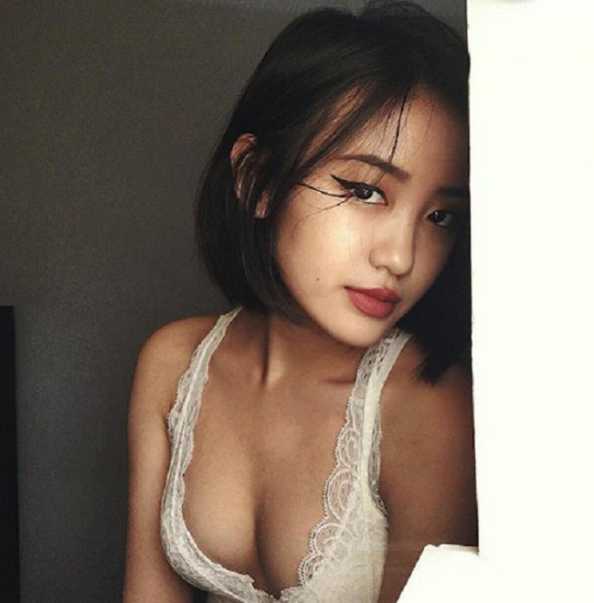 Sinh năm 2000, Christina Nguyễn từng khiến rất nhiều bạn trẻ cả Việt Nam và quốc tế bất ngờ bởi vẻ đẹp sexy, táo bạo và khá sắc sảo dù còn khá trẻ.
