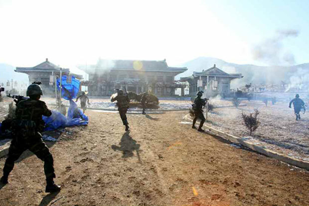 Triều Tiên phá hủy hoàn toàn mô hình dinh Tổng thống HQ - 3