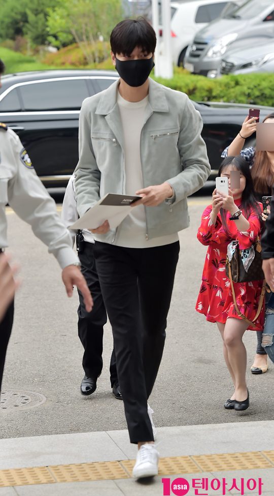 Ngắm trai đẹp Lee Min Ho bịt kín như &#34;007&#34; lên đường nhập ngũ - 6