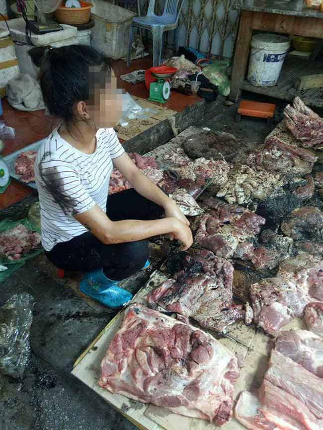 Mang thịt lợn nhà đi bán giá rẻ, bị hất đầy dầu luyn - 1