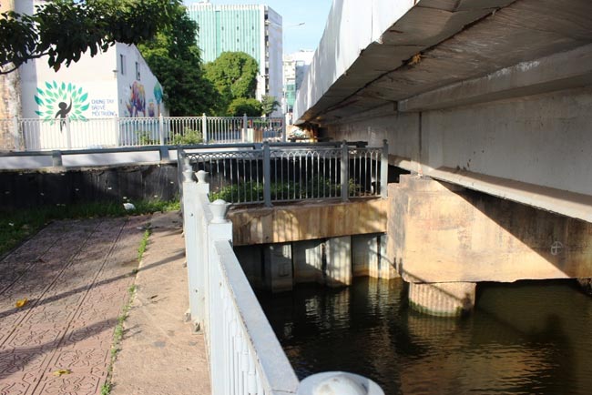 Tập thể dục, tá hỏa phát hiện xác cô gái nổi trên kênh - 1