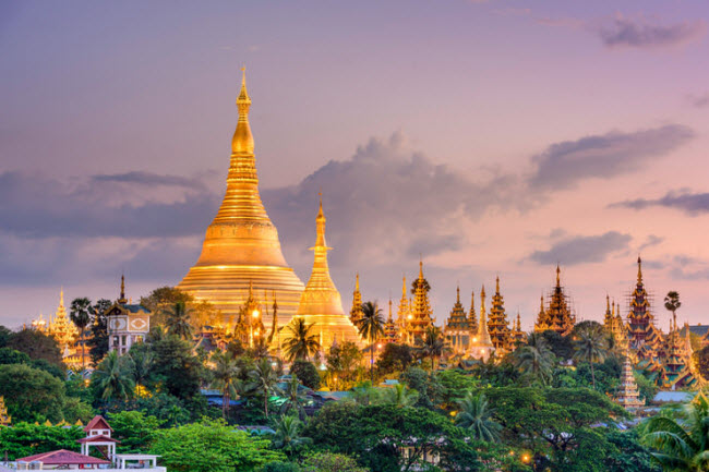 Chùa Shwedagon: Đây là một công trình tôn giáo quan trọng và là địa điểm du lịch hấp dẫn nhất tại thành phố Yangon. Tới đây, du khách có thể chiêm ngưỡng các tòa tháp chứa hài cốt của nhà sư hay cổng được trạm rồng.