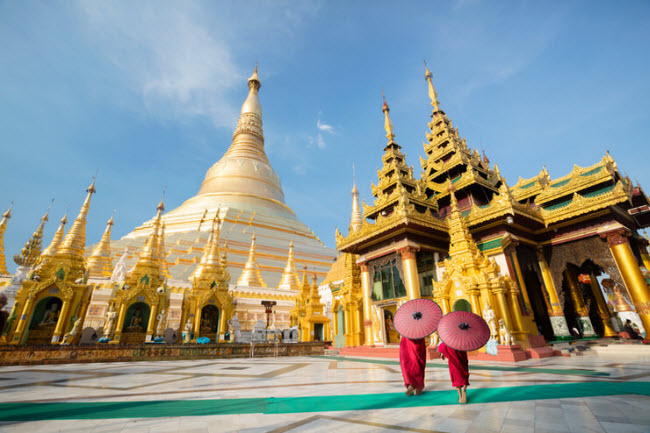 Chùa Shwedagon đặc biệt đông khách tham quan vào buổi chiều. Du khách phải bỏ giày dép khi vào trong chùa, nên chân bạn có thể bị nền gạch men làm bỏng vào buổi trưa.