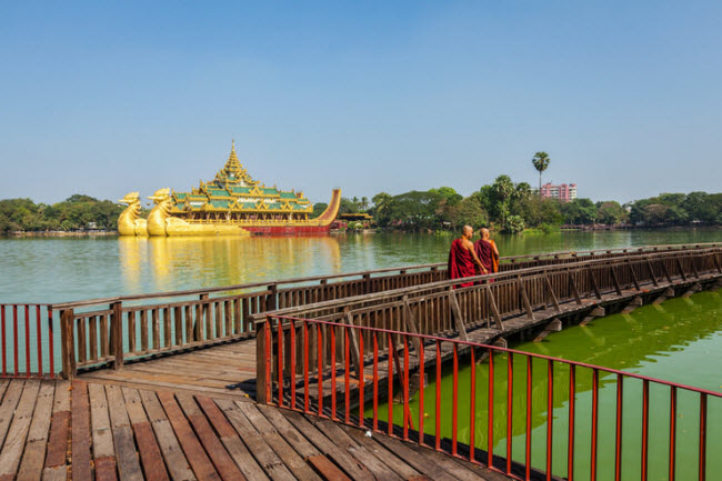 Hồ Kandawgyi: Đây là địa điểm lý tưởng để tận hưởng không gian thanh bình giữa thành phố Yangon náo nhiệt. Từ trên bờ hồ, du khách có thể chiêm ngưỡng ngôi chùa Shwedagon hay chiếc thuyền rồng khổng lồ.