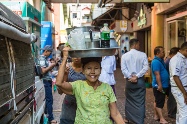 Chợ Bogyoke Aung San cũng là địa điểm hấp dẫn để du khách trải nghiệm cuộc sống của người dân địa phương cũng như thưởng thức các món ăn đặc trưng ở đây. Một điều cần lưu ý là chợ chỉ hoạt động đến 5 giờ chiều.