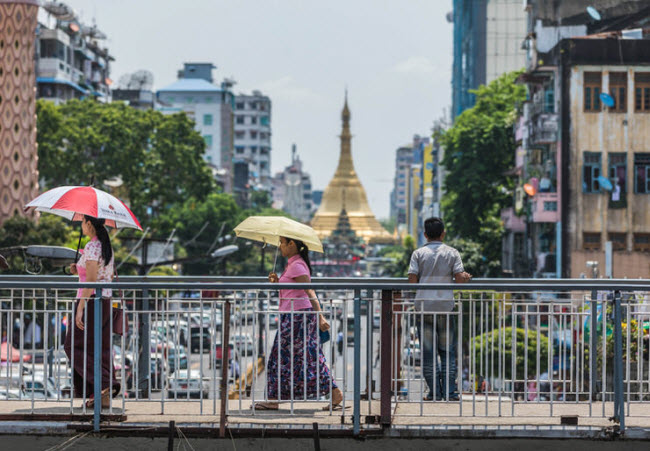 Đi bộ: Một trong những cách thú vị nhất để khám phá thành phố Yangon là đi bộ cùng hướng dẫn viên địa phương. Du khách có thể cảm nhận được cuộc sống đa dạng của người dân ở nơi đây.