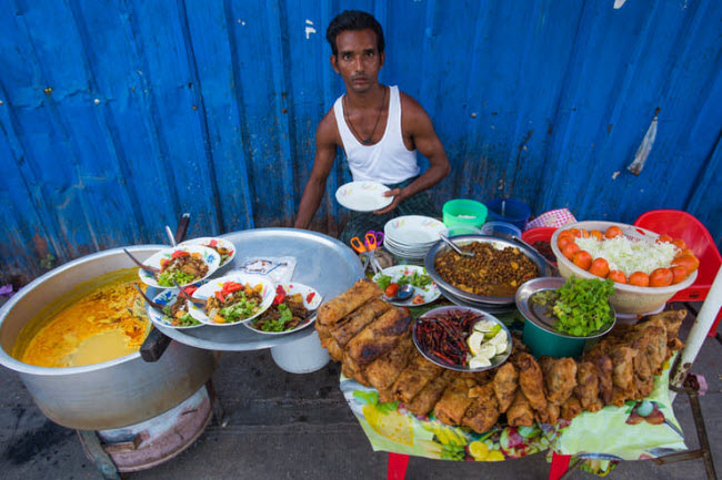 Bạn có thể dễ dàng tìm thấy món ăn được nhiều người Myanmar ưa thích này tại các quán ăn đường phố.
