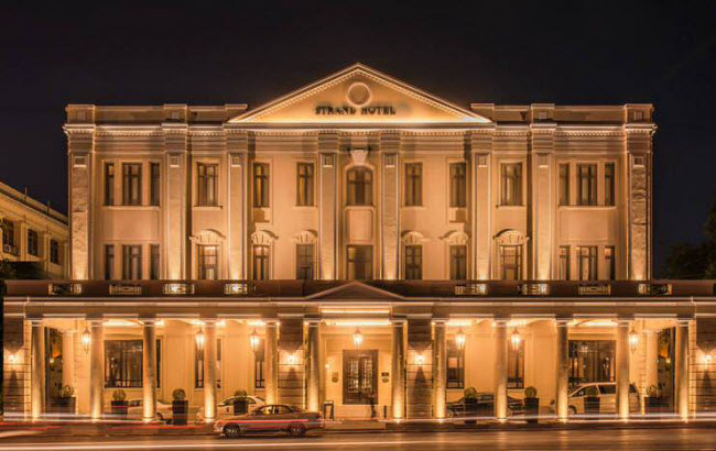 Khách sạn Strand: Đây là một trong những khách sạn sang trọng nhất ở thành phố Yangon. Công trình từ thời thuộc địa có kiến trúc ấn tượng khiến nhiều du khách mê mẩn.