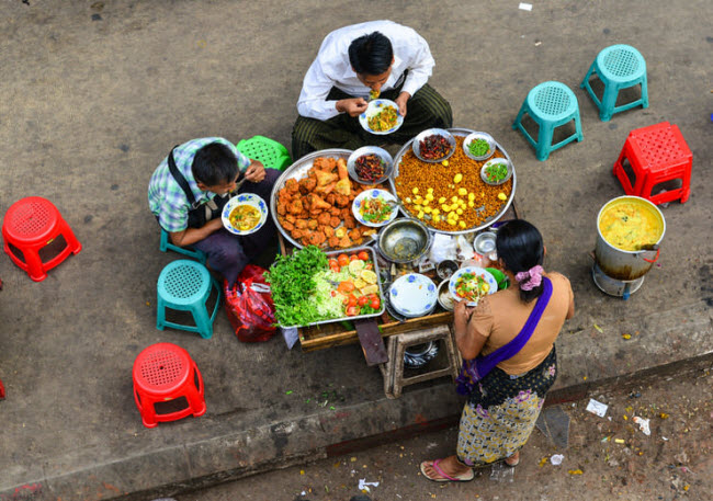 Bún cá mohinga: Một trong những món ăn nổi tiếng nhất tại thành phố Yangon là bún cá mohinga. Đây là món ăn sáng, nhưng hiện được bán vào tất cả các bữa trong ngày để phục vụ du khách.