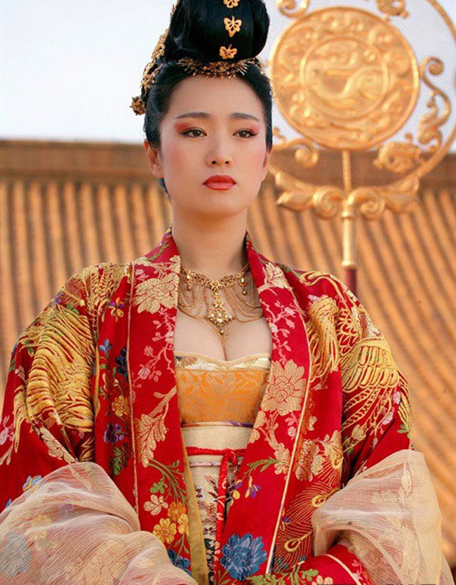 Sau khi đi lên từ những bộ phim của Châu Tinh Trì, Củng Lợi trở thành mỹ nhân trong phim của Trương Nghệ Mưu.