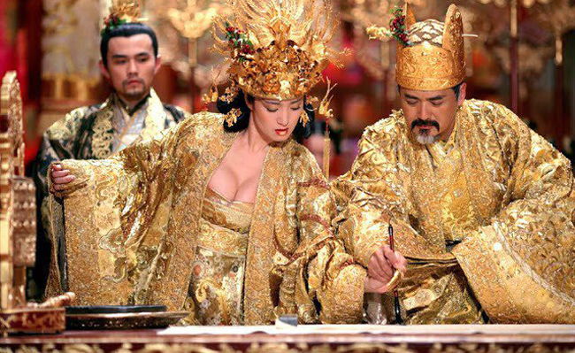 Hoàng Kim Giáp là bộ phim đánh dấu hợp tác giữa Củng Lợi và Trương Nghệ Mưu năm 2006.