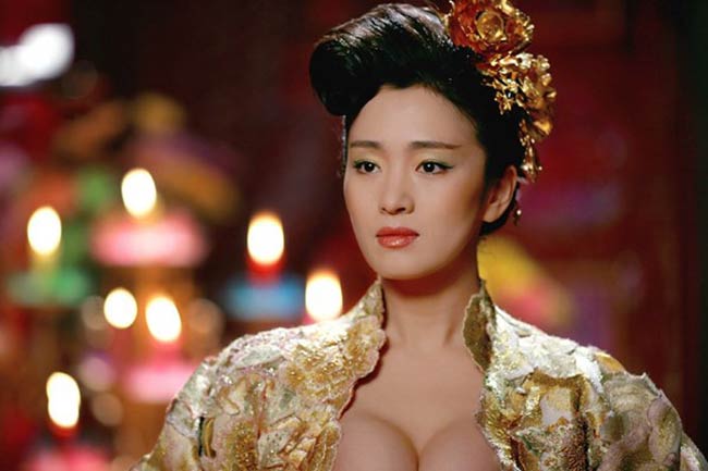 Vai diễn táo bạo này gây tranh cãi vì trang phục không phù hợp thực tế bối cảnh phim thời Hậu Đường của Trung Quốc.