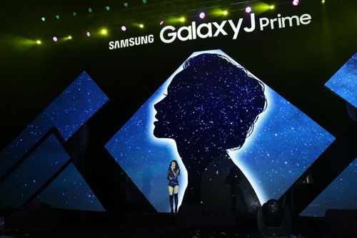 Vừa được “quẩy”, vừa nhận điện thoại xịn từ Đông Nhi và Issac - 2