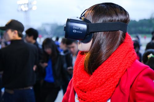 Vừa được “quẩy”, vừa nhận điện thoại xịn từ Đông Nhi và Issac - 3