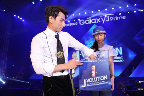 Vừa được “quẩy”, vừa nhận điện thoại xịn từ Đông Nhi và Issac - 4