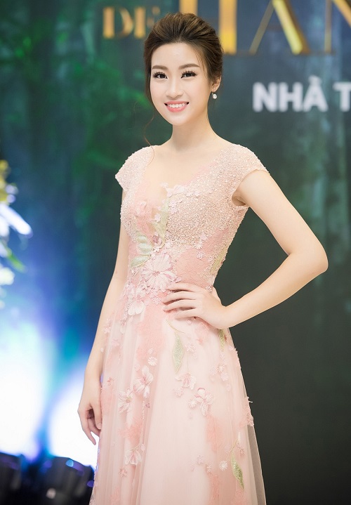 HH Mỹ Linh e ấp thềm ngực với gam pastel, váy nhìn thấu - 1