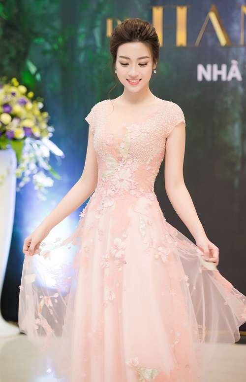 HH Mỹ Linh e ấp thềm ngực với gam pastel, váy nhìn thấu - 4