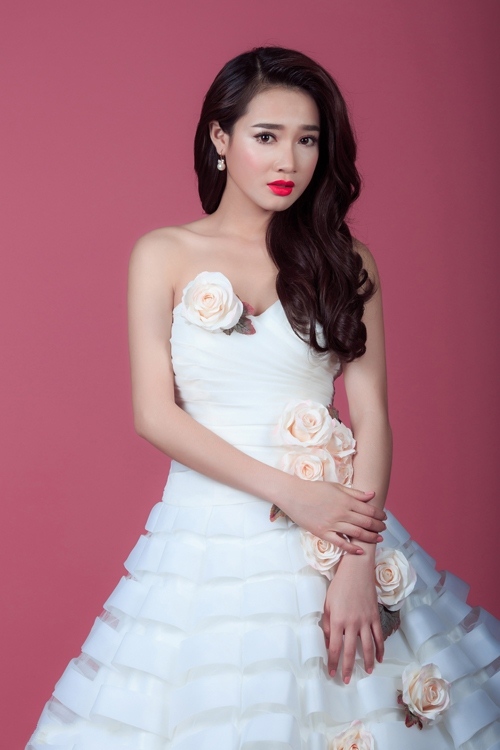 Nhã Phương diện váy cô dâu làm tan chảy trái tim trai trẻ - 3