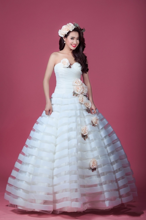 Nhã Phương diện váy cô dâu làm tan chảy trái tim trai trẻ - 4